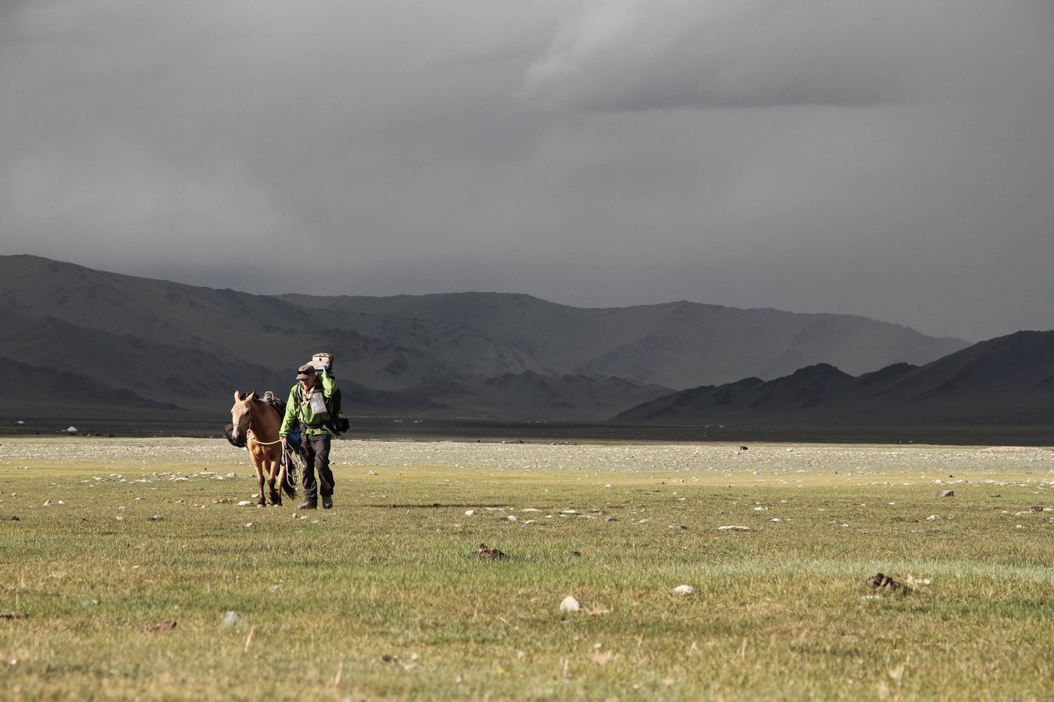 Explorer mit Packesel in der Mongolei
