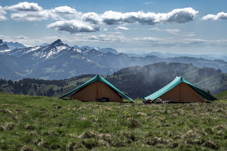 Deux tentes devant les montagnes
