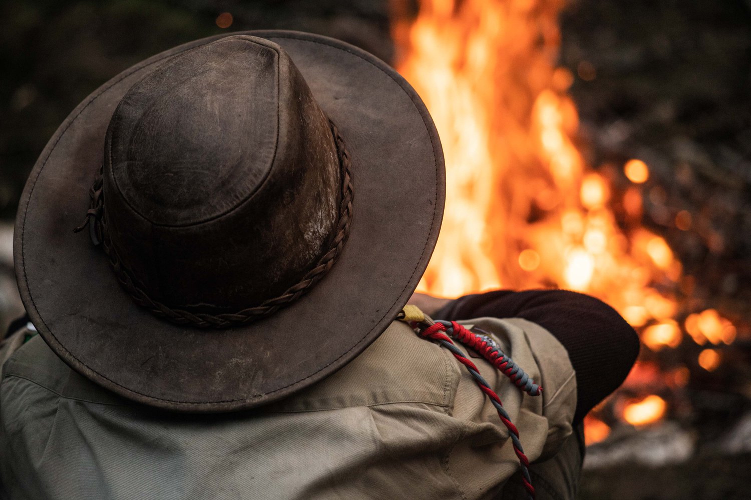 Scouts avec un chapeau au feu de camp