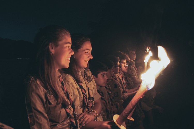 Scouts avec des torches