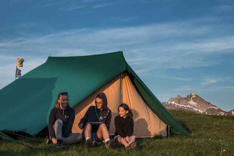 Trois scouts devant la tente