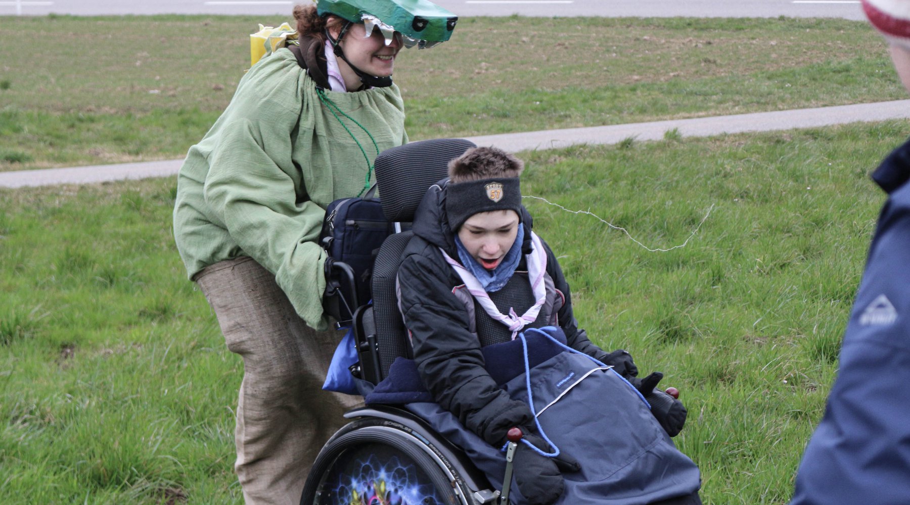 Kind im Rollstuhl mit Leiterin