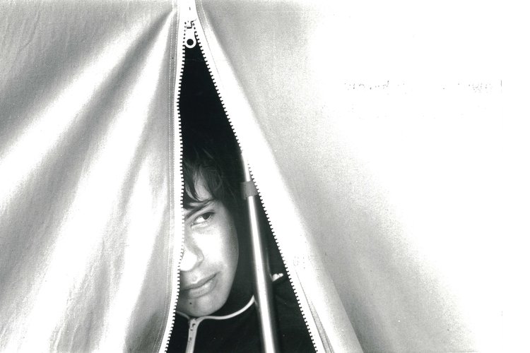Pfadi schaut aus einem Zelt hinaus, Bundeslager 1980