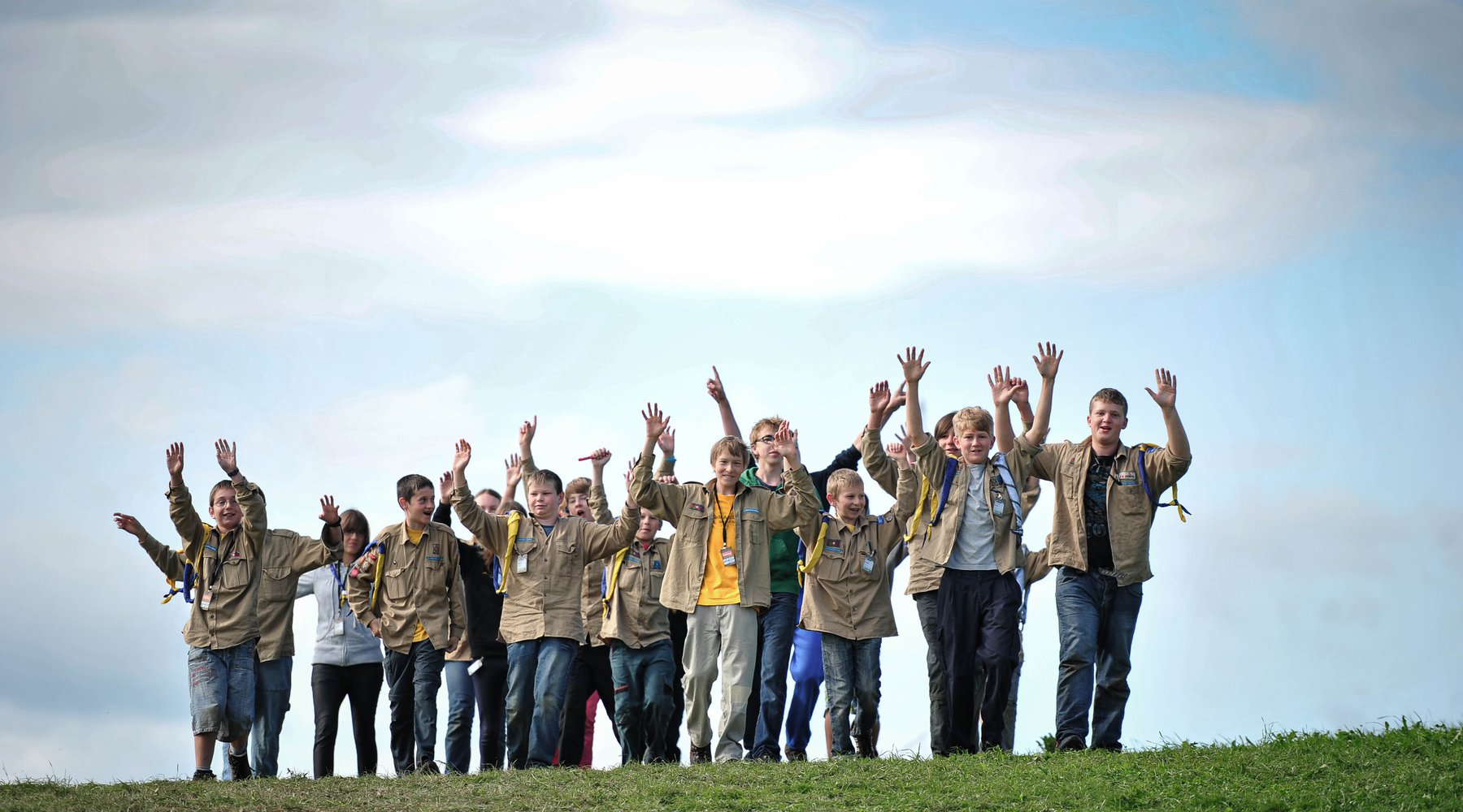 Les scouts marchent sur la prairie